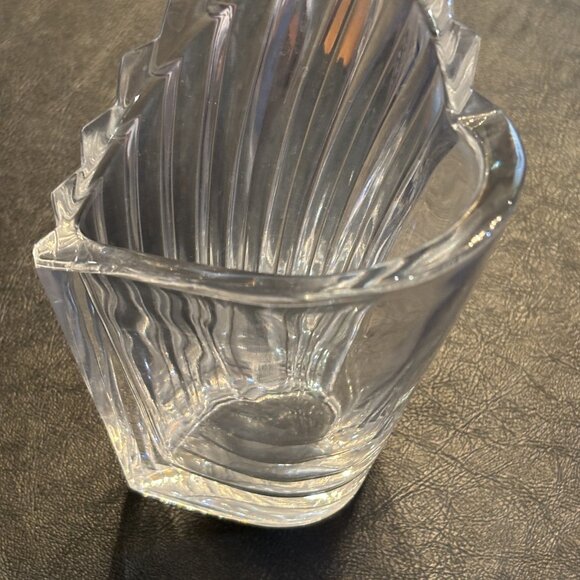 Small Heart Shape Vase - Picture 4 of 5